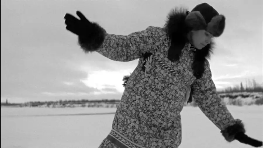 Image du film Nimmikaage / She Dances for People de Michelle Latimer, 2016